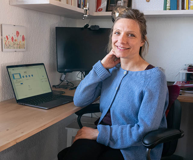 Lucia Bernhard alla sua scrivania